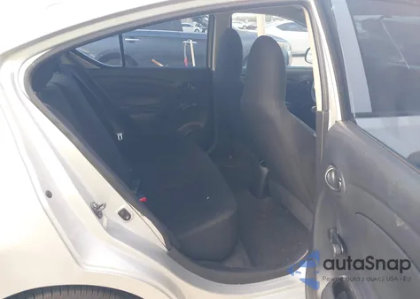 2015 Nissan Versa 1.6 S z USA, uszkodzony, nr VIN 3N1CN7AP7FL819783